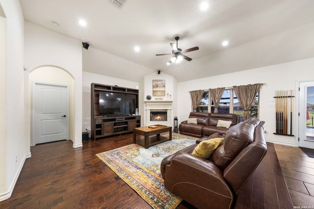 121 FAIRWAY DR, Floresville, TX 78114