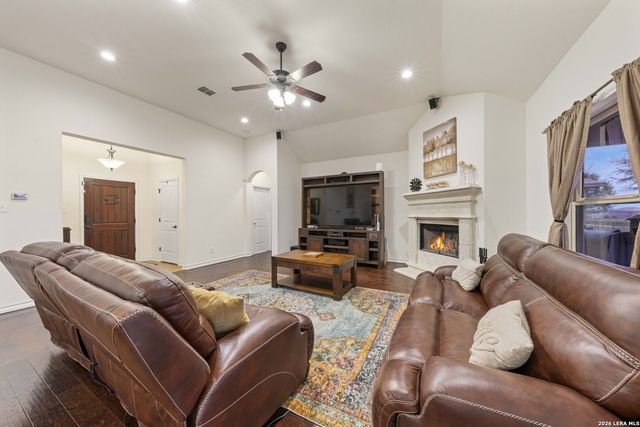 121 FAIRWAY DR, Floresville, TX 78114