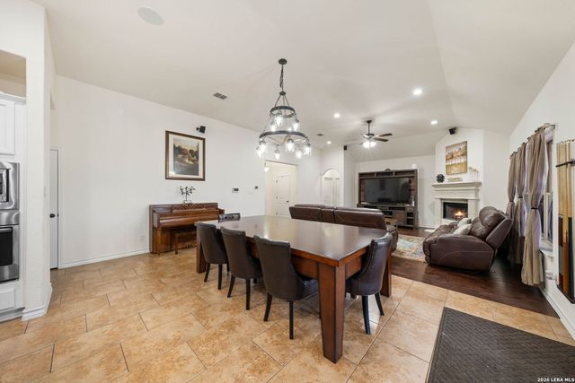 121 FAIRWAY DR, Floresville, TX 78114