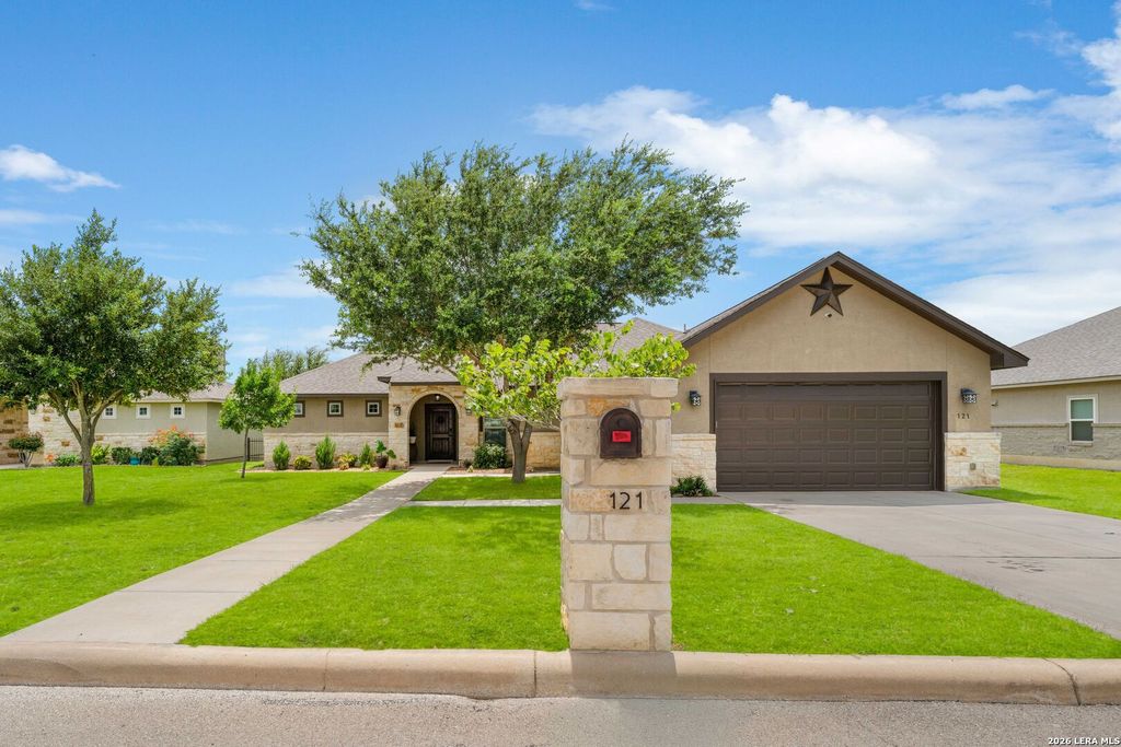 121 FAIRWAY DR, Floresville, TX 78114