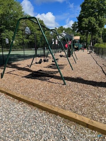 7 Edge Hill Road, East Lyme, CT 06357