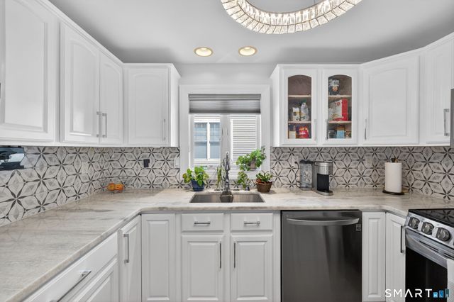 7 Edge Hill Road, East Lyme, CT 06357