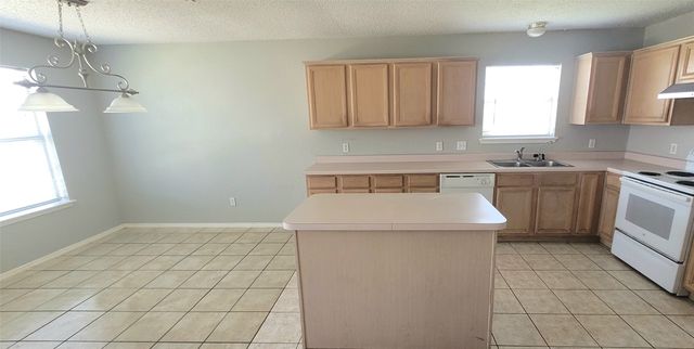 865 W Lynn Creek Drive, Arlington, TX 76001