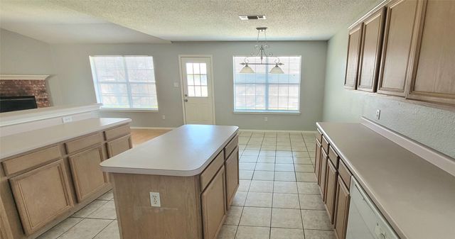 865 W Lynn Creek Drive, Arlington, TX 76001