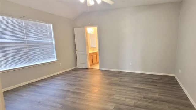 865 W Lynn Creek Drive, Arlington, TX 76001