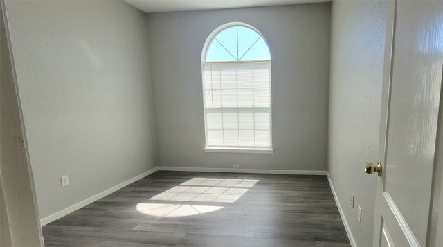 865 W Lynn Creek Drive, Arlington, TX 76001