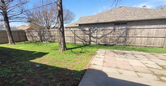 865 W Lynn Creek Drive, Arlington, TX 76001