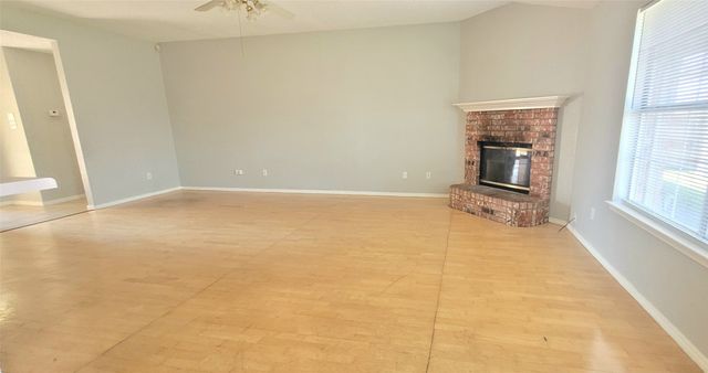 865 W Lynn Creek Drive, Arlington, TX 76001