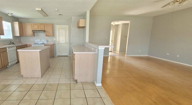 865 W Lynn Creek Drive, Arlington, TX 76001