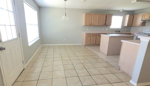 865 W Lynn Creek Drive, Arlington, TX 76001