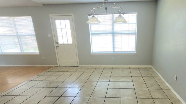 865 W Lynn Creek Drive, Arlington, TX 76001