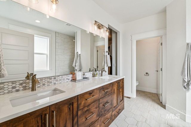 521 S Gabriel Ln, Nampa, ID 83687