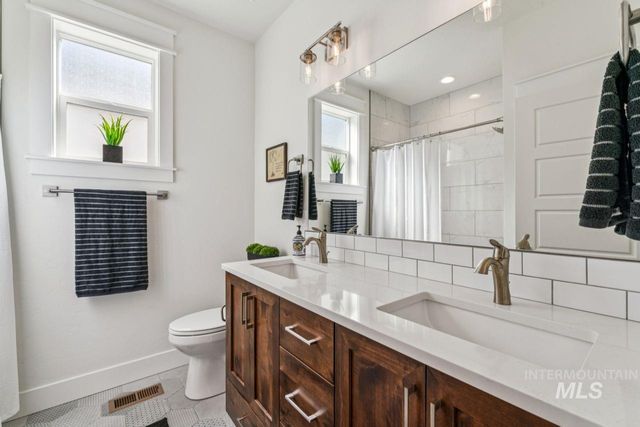 521 S Gabriel Ln, Nampa, ID 83687