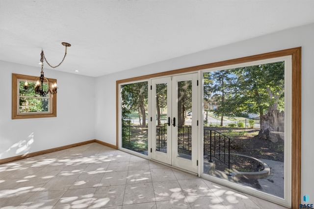 21 S Riverview HTS Heights, Sioux Falls, SD 57105