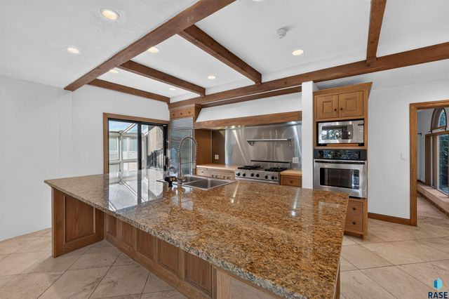 21 S Riverview HTS Heights, Sioux Falls, SD 57105