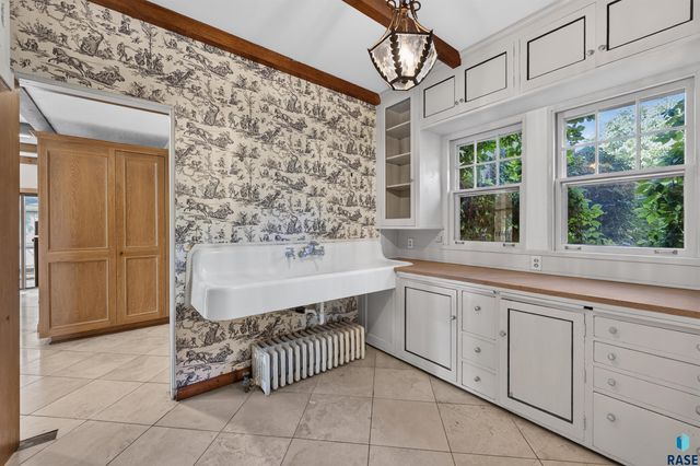 21 S Riverview HTS Heights, Sioux Falls, SD 57105