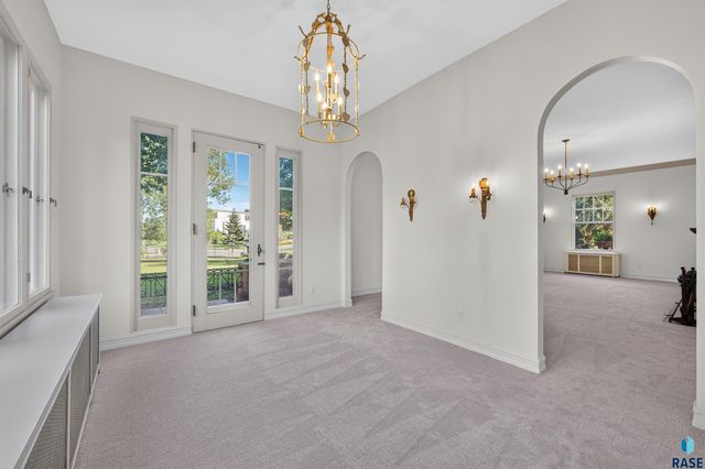 21 S Riverview HTS Heights, Sioux Falls, SD 57105