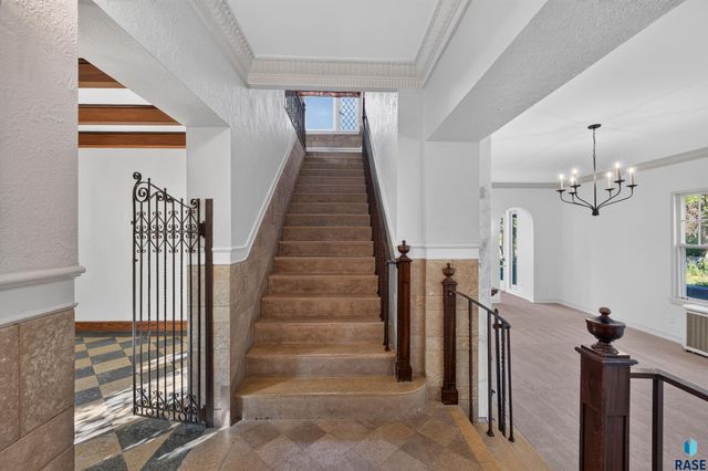 21 S Riverview HTS Heights, Sioux Falls, SD 57105