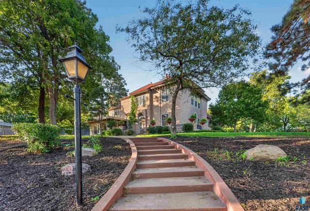 21 S Riverview HTS Heights, Sioux Falls, SD 57105