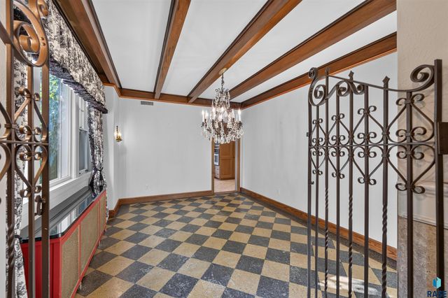 21 S Riverview HTS Heights, Sioux Falls, SD 57105