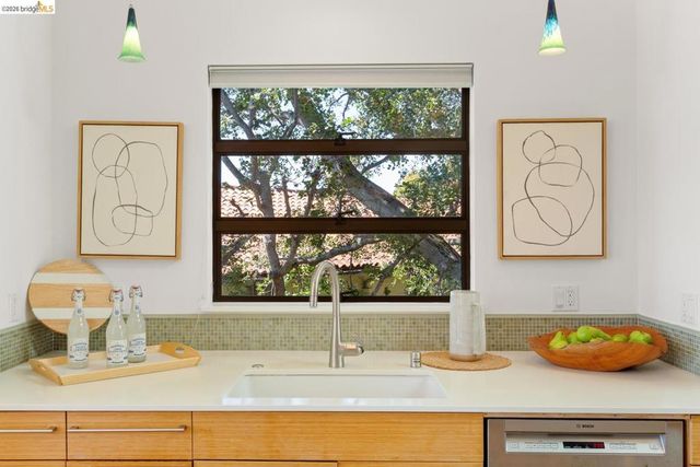 2920 Avalon Ave, Berkeley, CA 94705