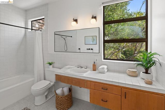 2920 Avalon Ave, Berkeley, CA 94705