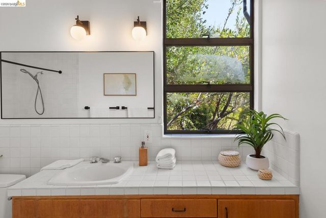 2920 Avalon Ave, Berkeley, CA 94705