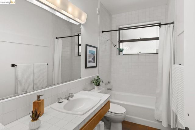 2920 Avalon Ave, Berkeley, CA 94705