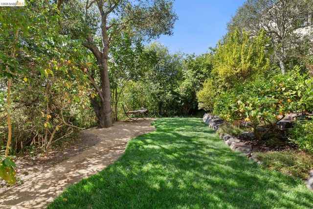 2920 Avalon Ave, Berkeley, CA 94705