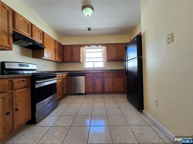 22 Wakeman Avenue 2nd fl., Newark, NJ 07104