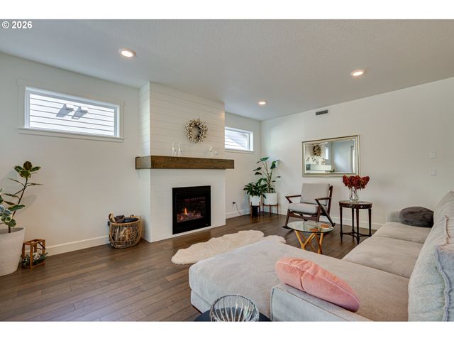 1123 E 2ND Way, La Center, WA 98629