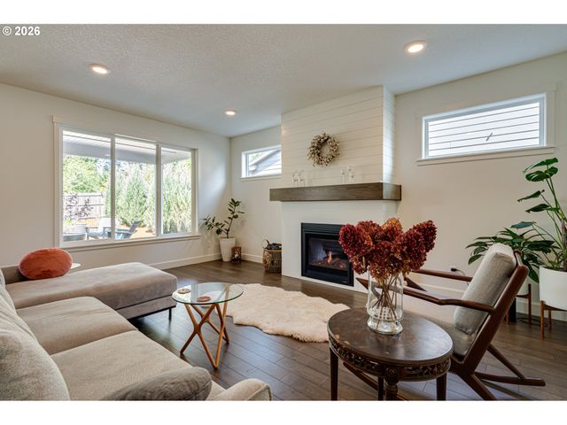 1123 E 2ND Way, La Center, WA 98629