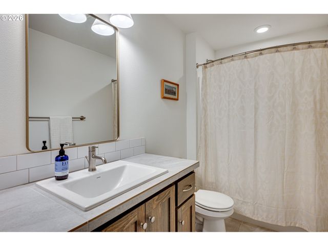 1123 E 2ND Way, La Center, WA 98629