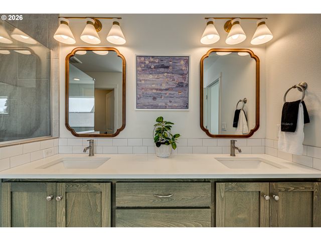 1123 E 2ND Way, La Center, WA 98629