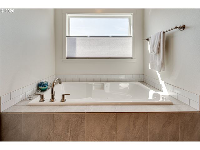 1123 E 2ND Way, La Center, WA 98629