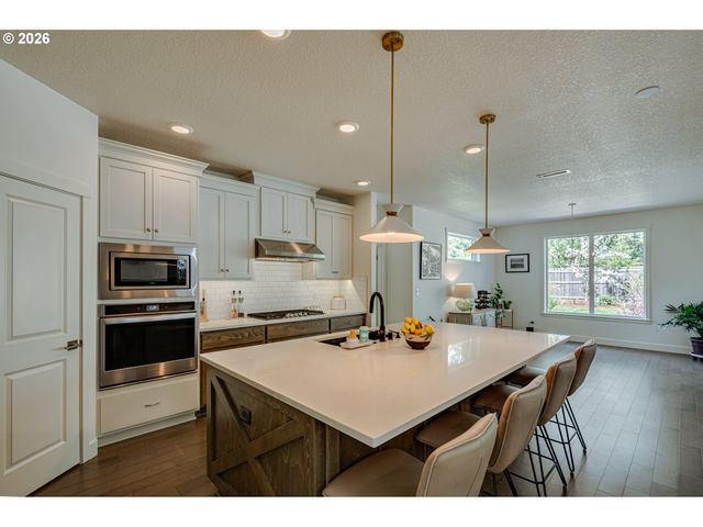 1123 E 2ND Way, La Center, WA 98629