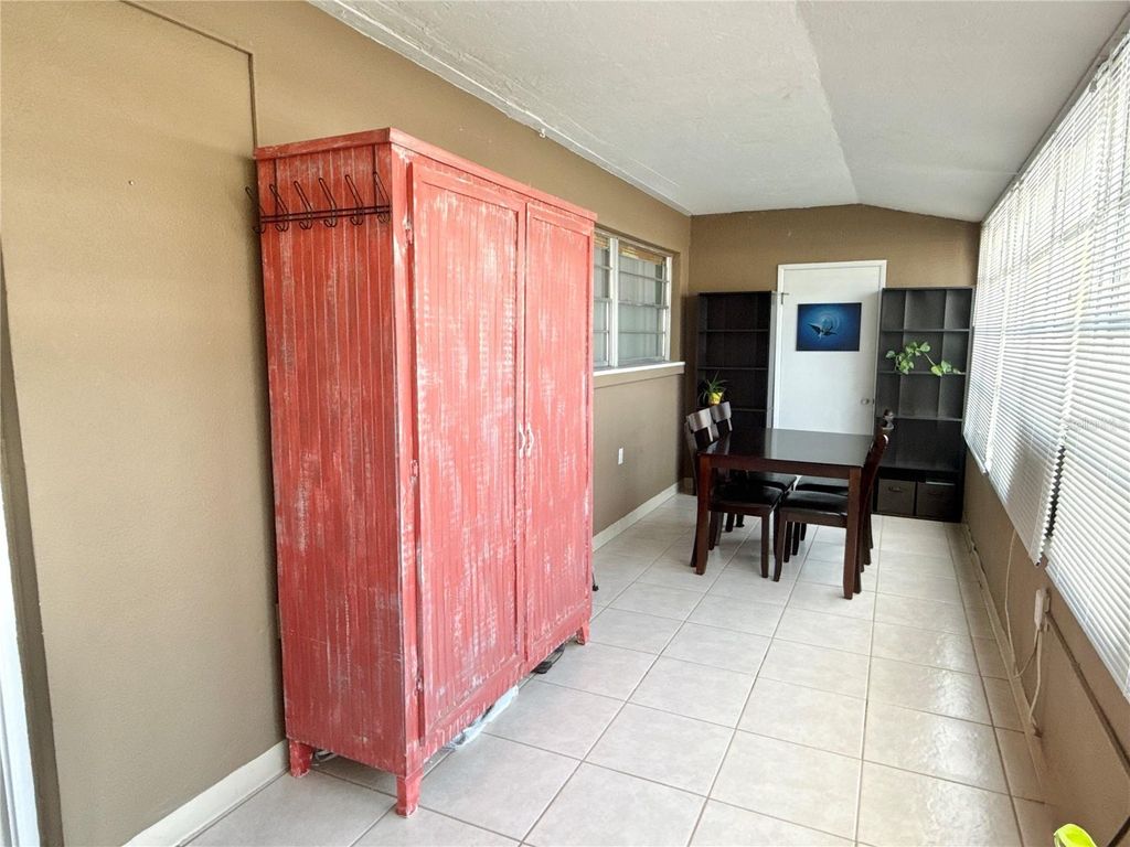Image 11 of property listing at 6050 21ST STREET N 17, St Petersburg, FL 33714