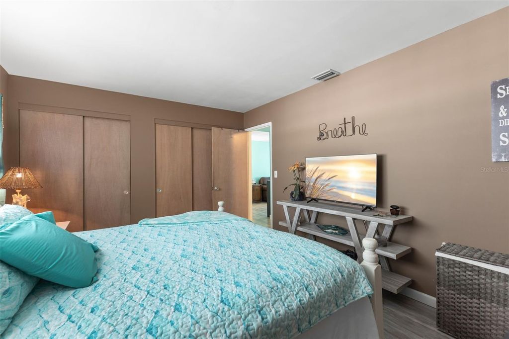 Image 15 of property listing at 6050 21ST STREET N 17, St Petersburg, FL 33714