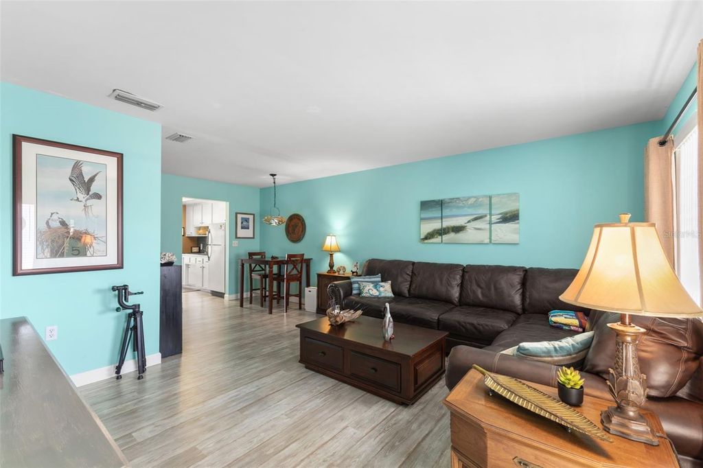 Image 3 of property listing at 6050 21ST STREET N 17, St Petersburg, FL 33714