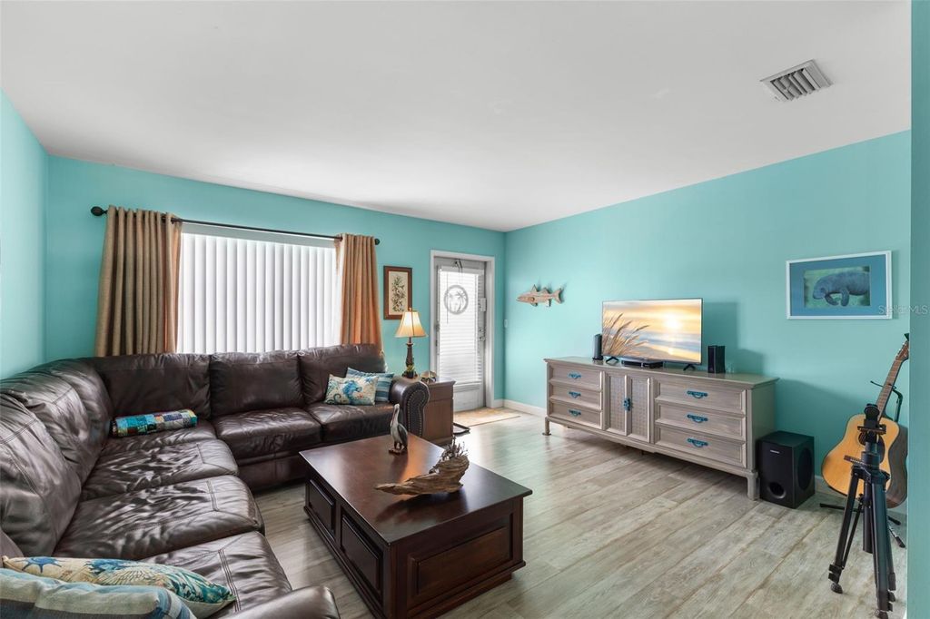 Image 4 of property listing at 6050 21ST STREET N 17, St Petersburg, FL 33714