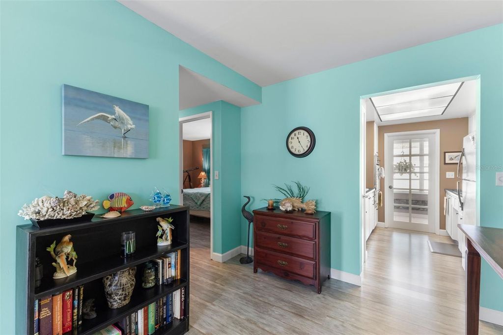 Image 7 of property listing at 6050 21ST STREET N 17, St Petersburg, FL 33714