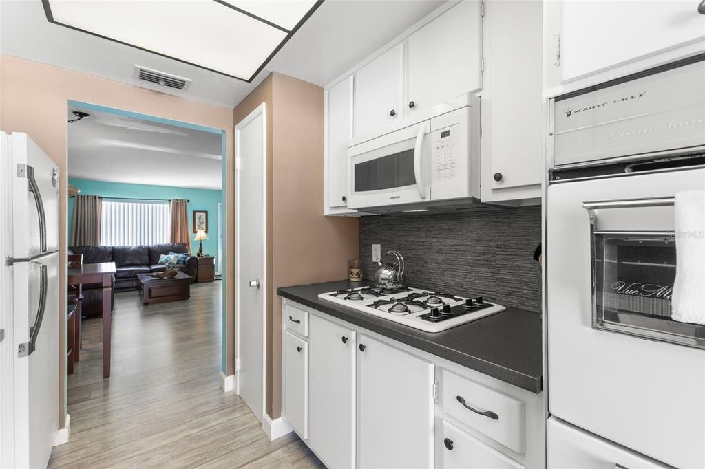 Image 8 of property listing at 6050 21ST STREET N 17, St Petersburg, FL 33714