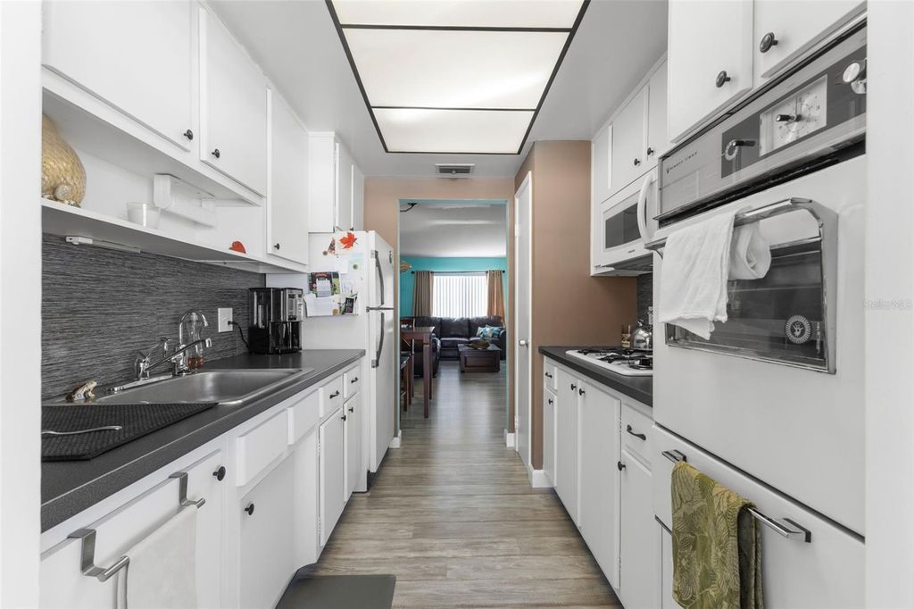 Image 9 of property listing at 6050 21ST STREET N 17, St Petersburg, FL 33714