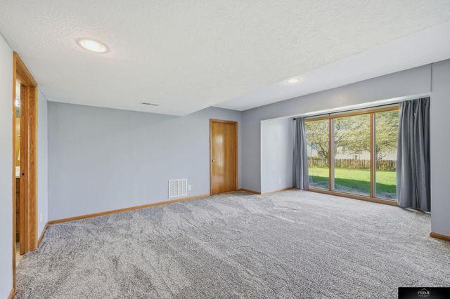 10326 Newport Avenue, Omaha, NE 68122
