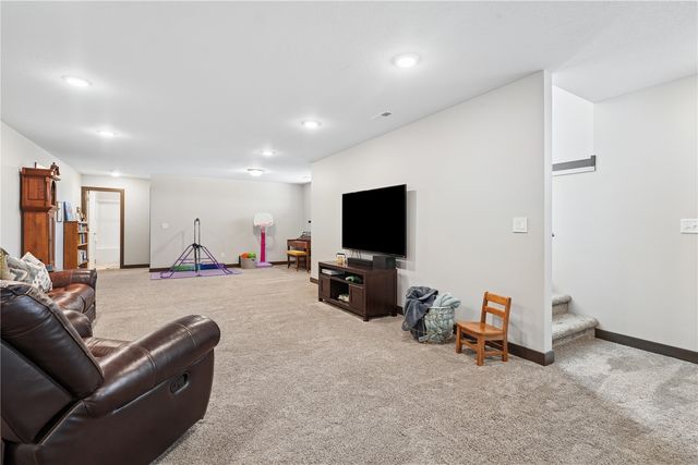 495 Dutch Dr, Robins, IA 52328
