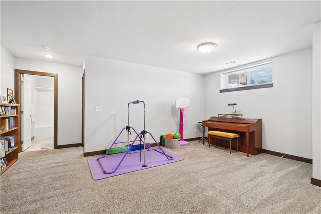 495 Dutch Dr, Robins, IA 52328