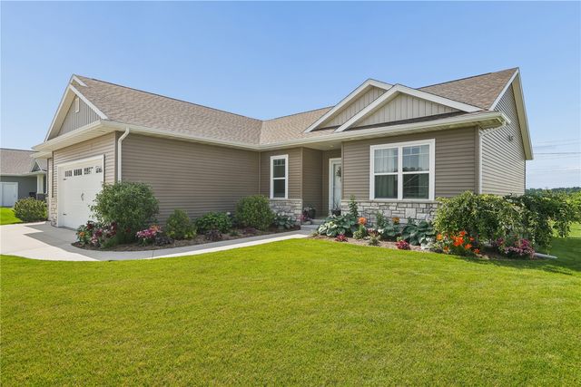 495 Dutch Dr, Robins, IA 52328