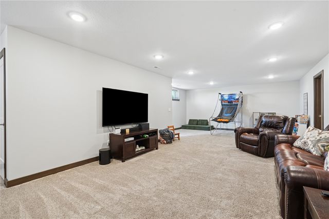 495 Dutch Dr, Robins, IA 52328