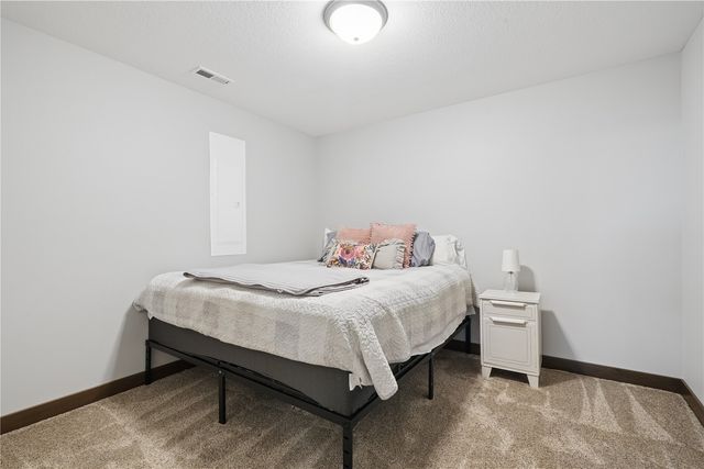495 Dutch Dr, Robins, IA 52328
