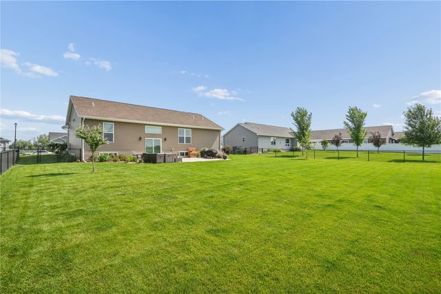 495 Dutch Dr, Robins, IA 52328